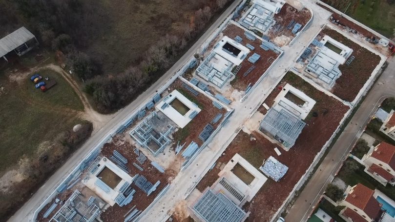 Construction des maisons individuelles Vue aérienne de chantiers de construction de bâtiments. Terrains en cours de développement.